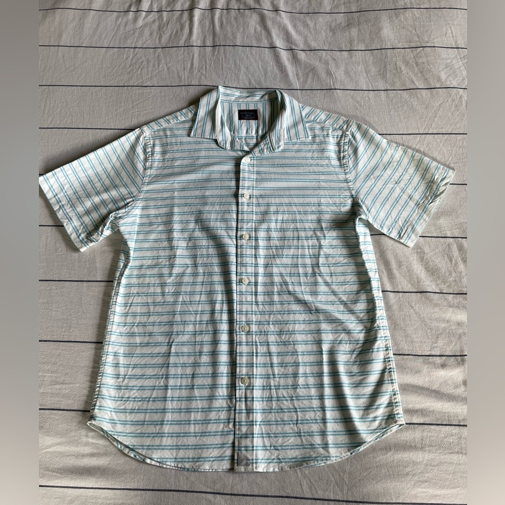 UNTUCKit Men’s Medium Short Sleeve Button Up - White / Light Blue Stripe